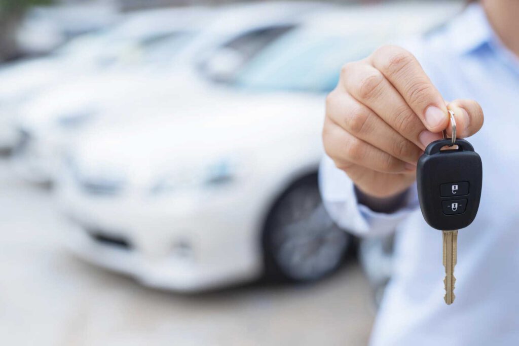 השכרת רכב בפתח תקווה – מפתח רכב ביד לקוח מרוצה של אפרת השכרת רכב